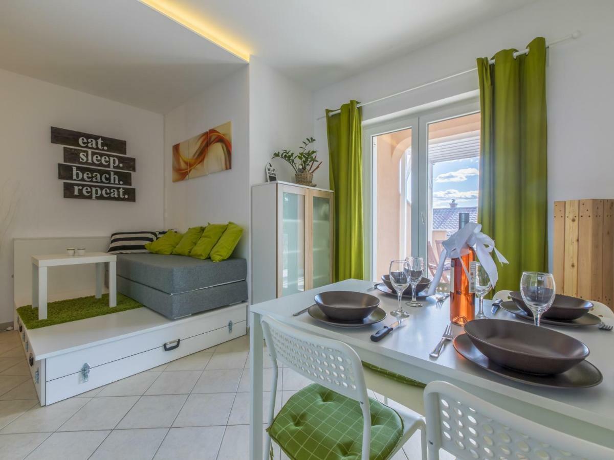 Apartment Color Green Dramalj Pokoj fotografie